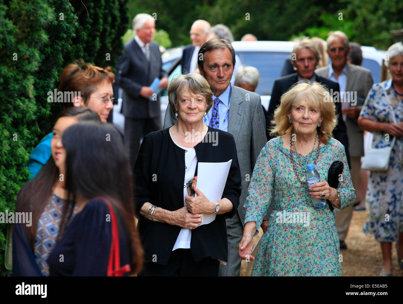 Chiesa di Santa Maria, Old Hunstanton, Norfolk, Inghilterra, Regno Unito. Il 29 luglio 2014. Dame Maggie Smith e gli ospiti arrivano a St Mary's Church, Old Hunstanton, per partecipare a una musica nelle chiese del paese in concerto a Norfolk. Fondata nel 1989, la musica nelle chiese del paese è stato istituito con il sostegno del Principe di Galles, con lo scopo di portare world-class ai musicisti di paese chiese di particolare bellezza e importanza. Credito: Stuart Aylmer/Alamy Live News Foto Stock