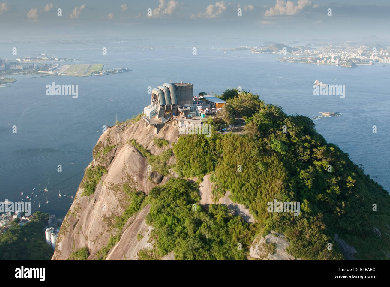 Vista aerea di la montagna Sugar Loaf stazione della funivia di Santos Dumont in aeroporto e Baia Guanabara, Rio de Janeiro, Brasile Foto Stock