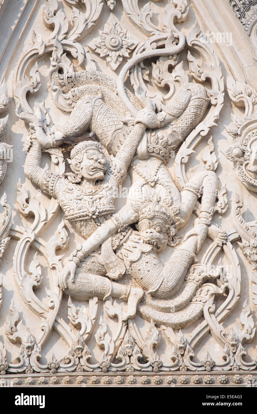 Dettaglio di al tempio guardiano e un demone di combattimento, scolpito all'esterno di Wat Mahathat, Phetchaburi, Thailandia, Asia Foto Stock