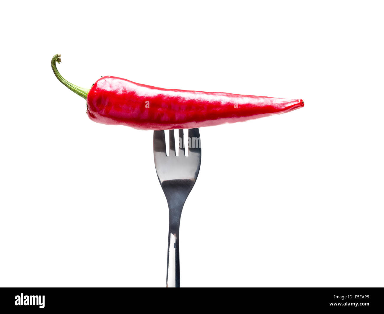 Red hot chili pepper risparmiati da sulla forcella metallica shot su bianco Foto Stock