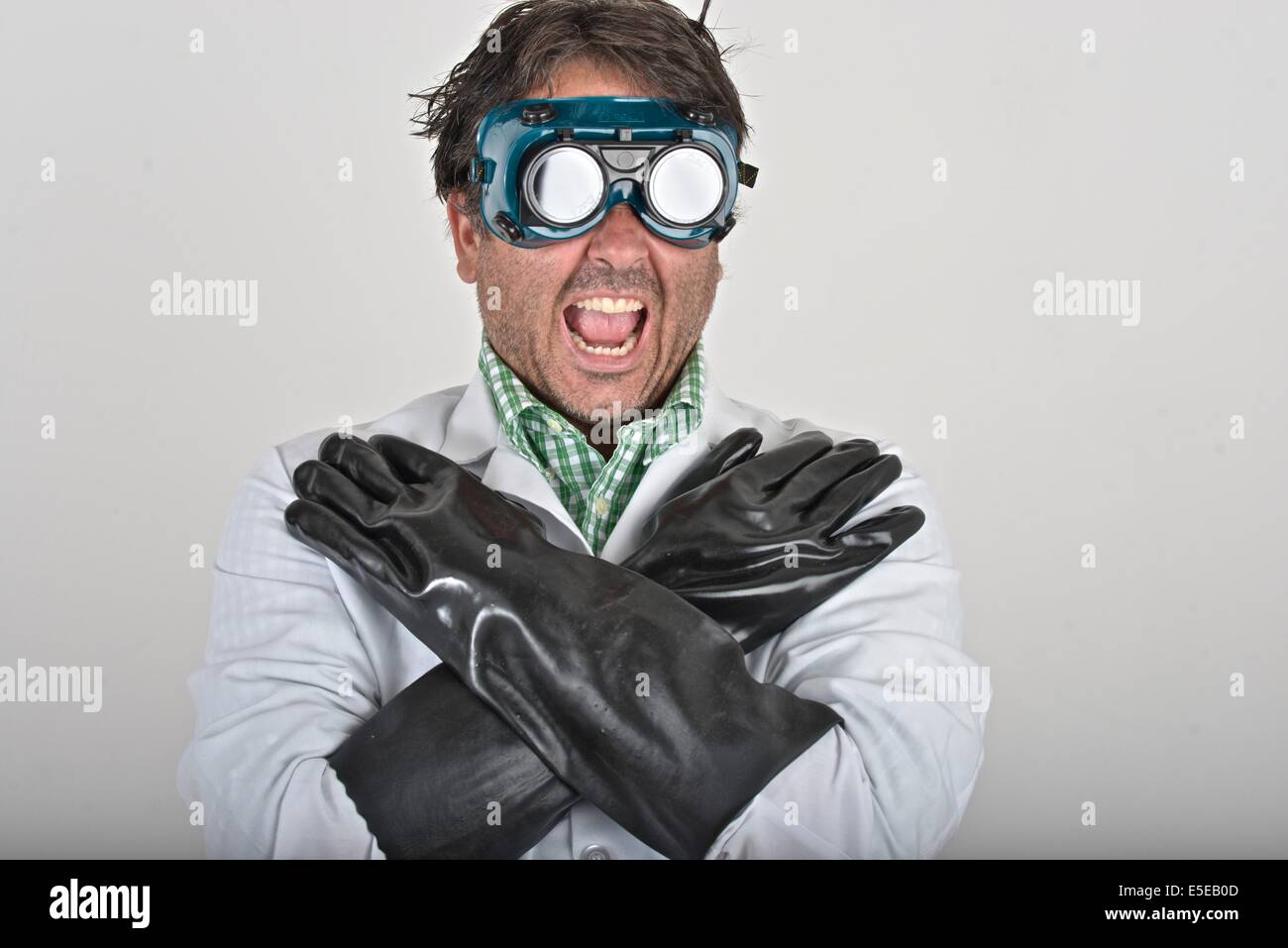 Lo scienziato pazzo indossare una protezione per gli occhi e guanti. Foto Stock