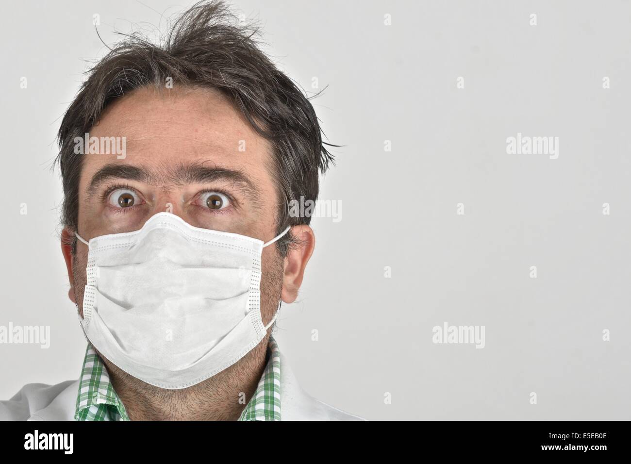 Medico di origine ispanica con maschera facciale. Foto Stock