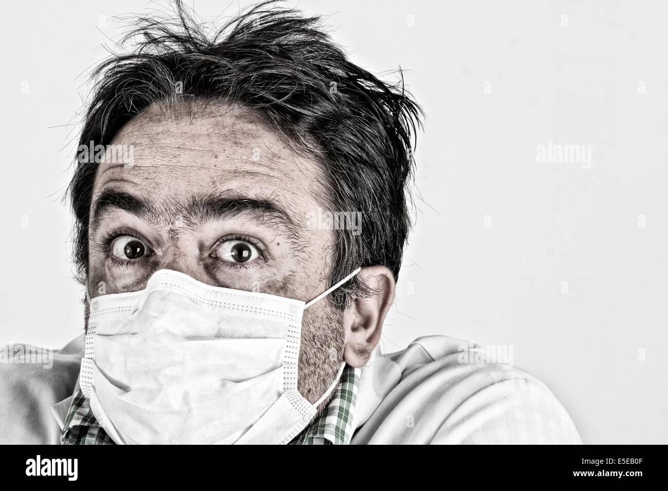 Medico di origine ispanica con maschera facciale. Foto Stock