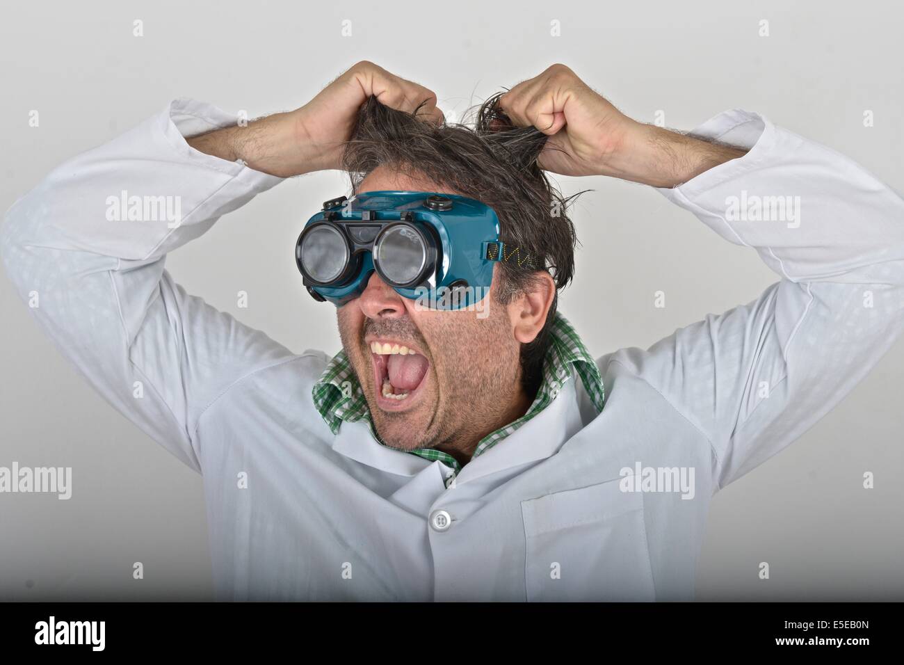 Lo scienziato pazzo indossare una protezione per gli occhi e guanti. Foto Stock