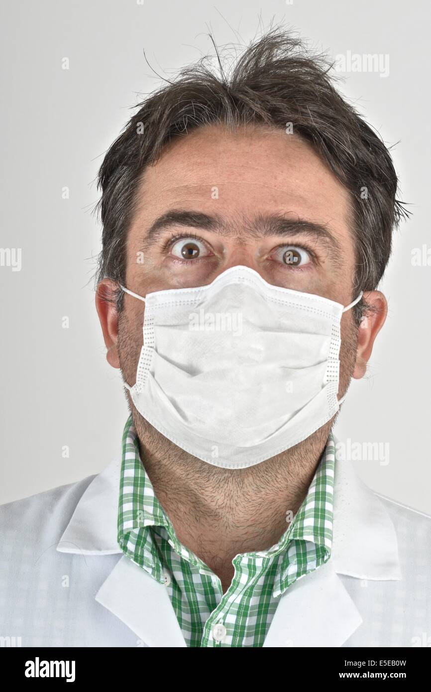 Medico di origine ispanica con maschera facciale. Foto Stock