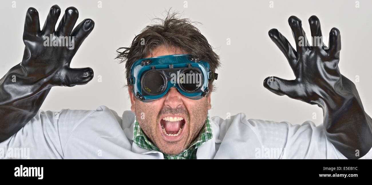 Lo scienziato pazzo indossare una protezione per gli occhi e guanti. Foto Stock