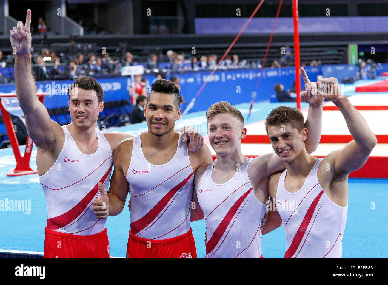 SSE Hydro, Glasgow, Scozia, Regno Unito, martedì, 29 luglio 2014. Quattro del team di ginnastica artistica dell'Inghilterra celebrano la vittoria dell'oro nel concorso dei Glasgow 2014 Commonwealth Games. Da sinistra a destra. Kristian Thomas, Louis Smith, Nile Wilson e Max Whitlock Foto Stock