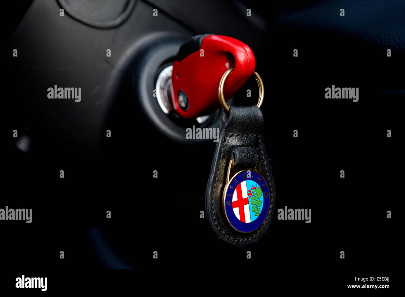 La chiave nel commutatore di accensione di una Alfa Romeo 156 Foto Stock