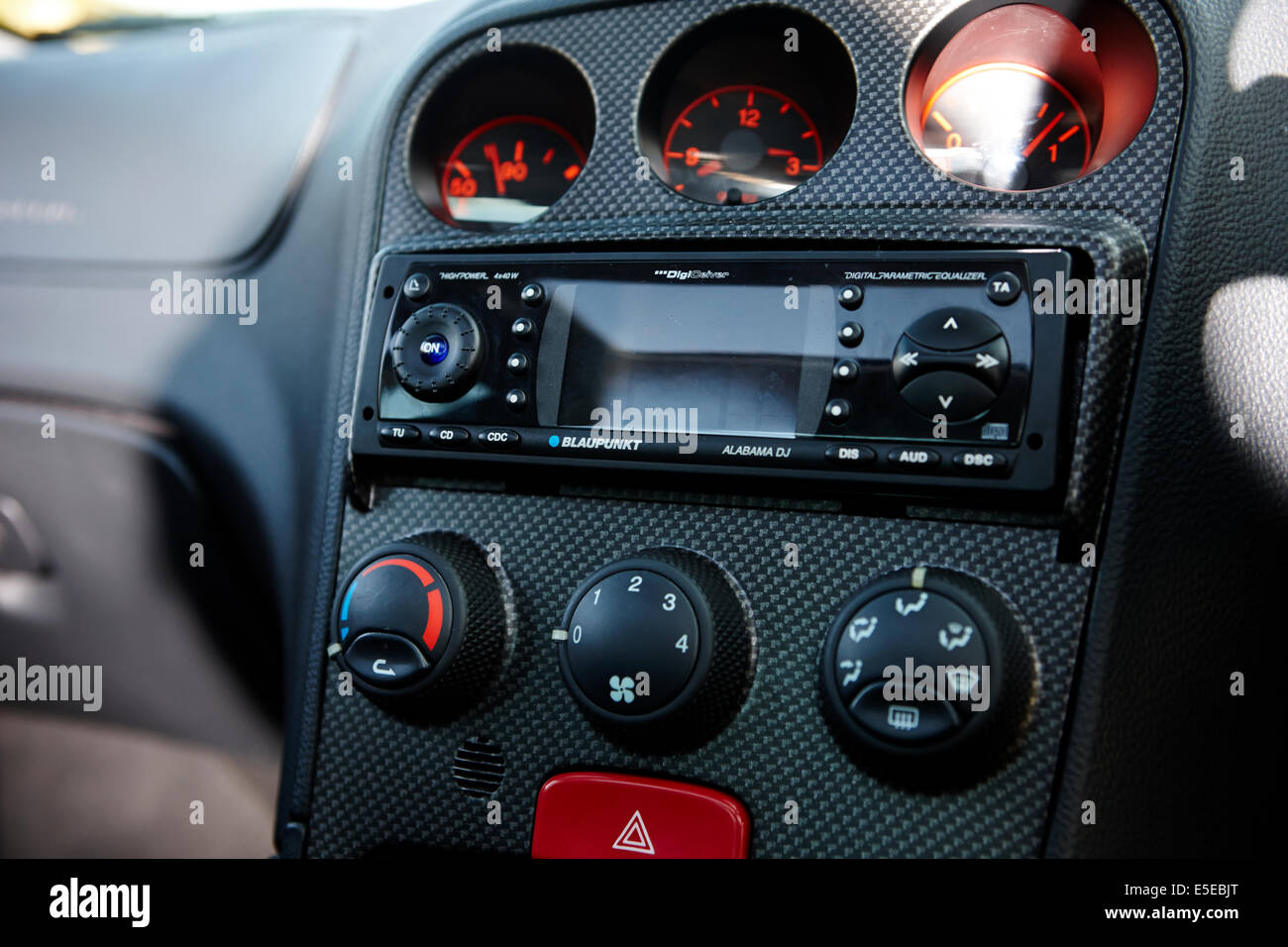 Blaupunkt con lettore cd in car entertainment in un Alfa Romeo 156 Foto Stock