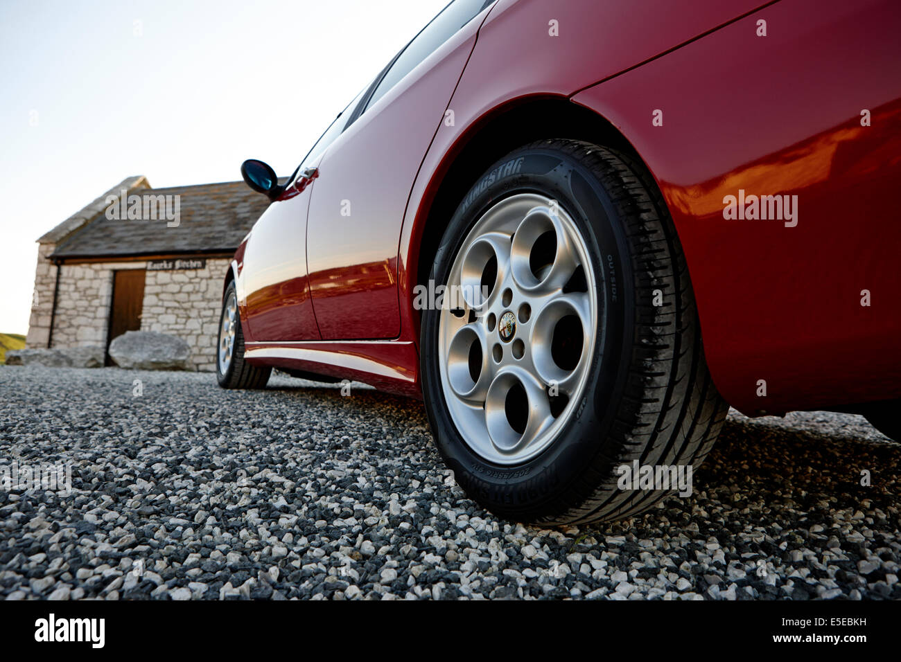 Cerchi in lega e pneumatici nuovi su un Alfa Romeo 156 Foto stock - Alamy