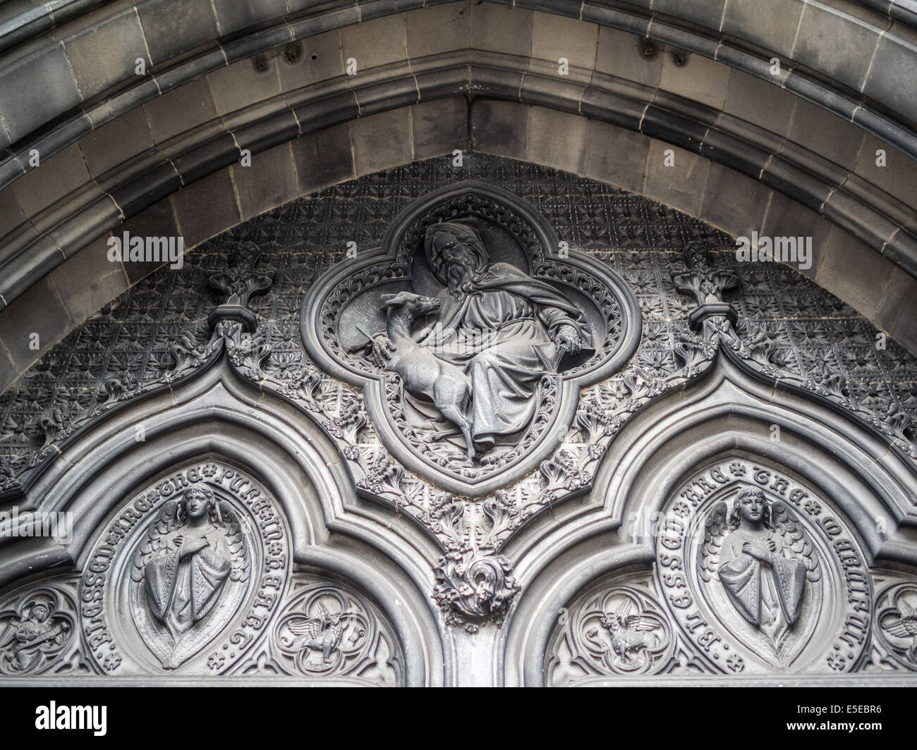 Sant'Egidio intagliato nel timpano sopra la porta principale della Cattedrale di Sant'Egidio Foto Stock