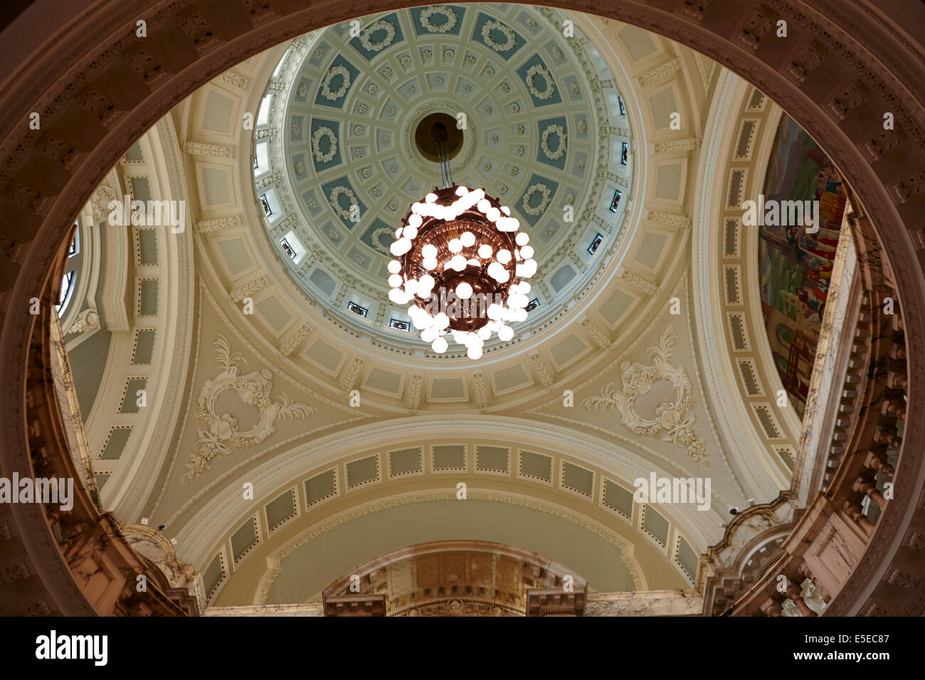 Cupola interna del Belfast City Hall nel centro città Foto Stock