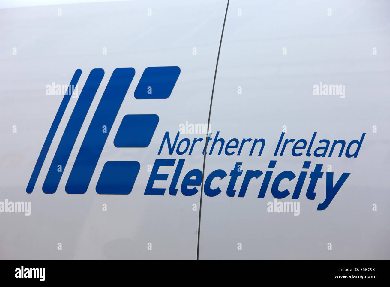 Northern Ireland Electricity logo su un furgone Foto Stock