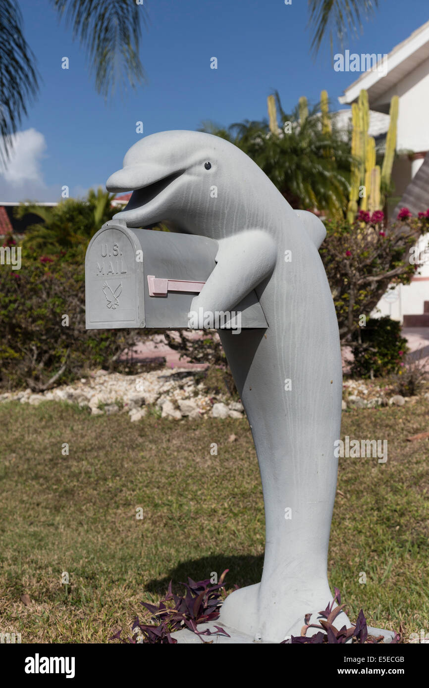 Stile kitsch 5' di altezza della fibra di vetro grigio brillante Dolphin Mailbox, casa residenziale, Florida, Stati Uniti d'America Foto Stock