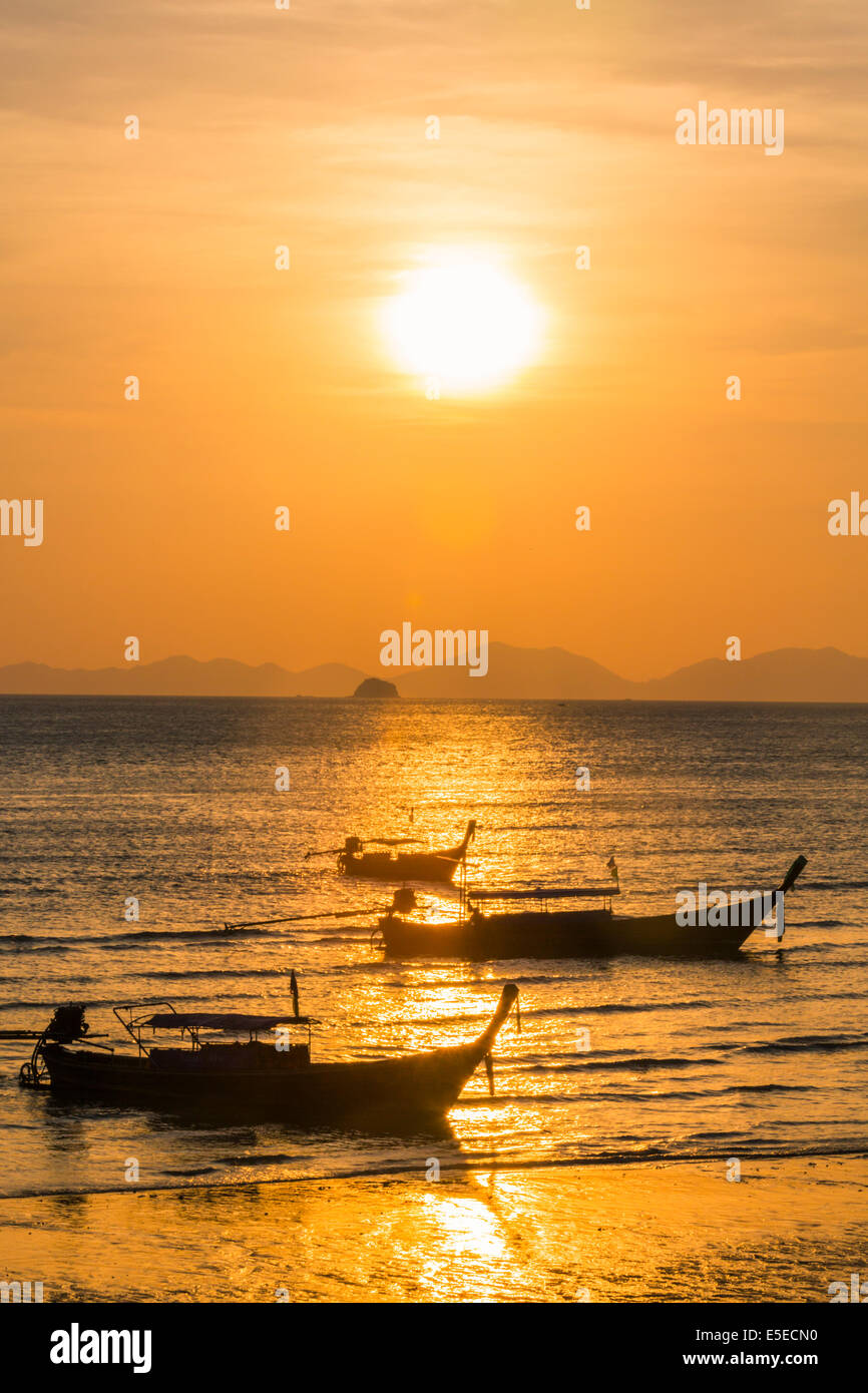 Thai barca dalla coda lunga, Krabi, Thailandia Foto Stock