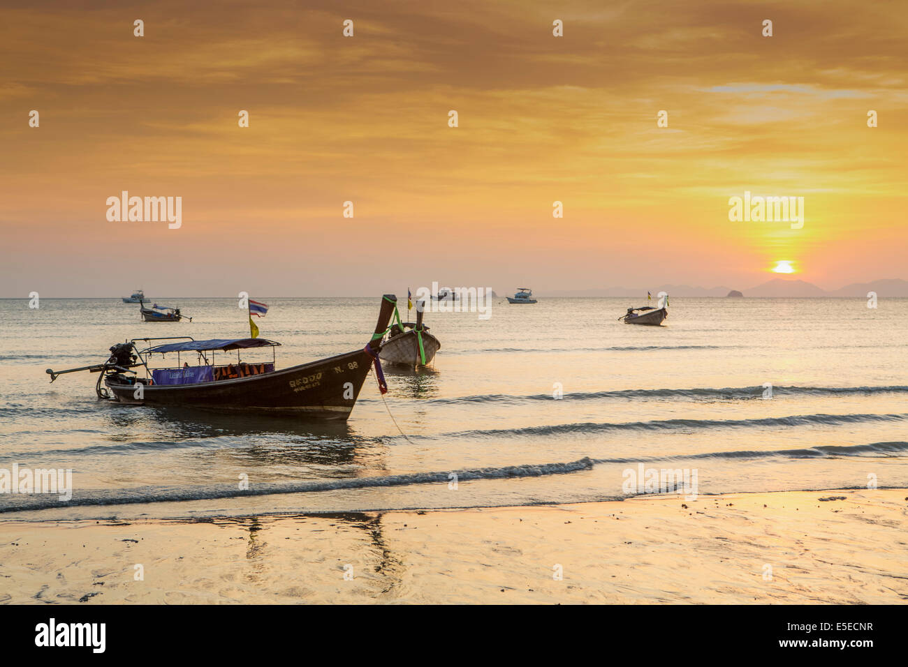 Lunga coda di barche ormeggiate sulla spiaggia Ao Nang, Krabi, Thailandia Foto Stock