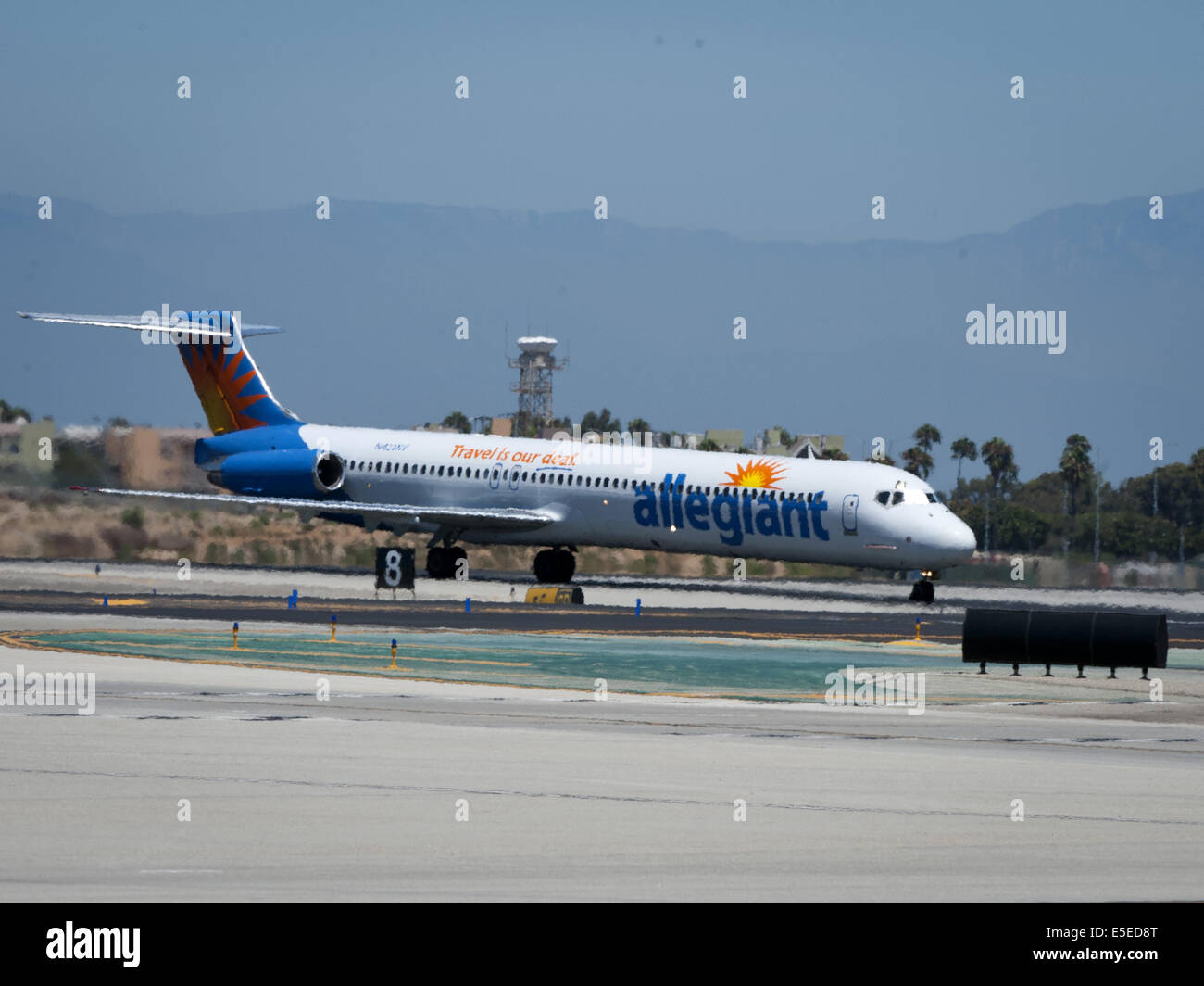 Los Angeles, California, USA. 23 Luglio, 2014. Un sistema Allegiant MD 80 taxi dopo lo sbarco a LAX. --- Los Angeles International Airport riporta più di 1600 gli atterraggi e i decolli al giorno, gestendo più di 66 milioni di passeggeri l'anno. Il mondo il sesto aeroporto più trafficato, LAX (codice IATA), ha oltre 2 milioni di metri quadrati di strutture di carico ed è l'aeroporto principale per la maggiore area di Los Angeles. LAX, a circa 640 acri, si trova nella comunità di Westchester e primo è entrato in servizio nel 1930 dopo l'approvazione dal Los Angeles City Council nel 1928. LAX è azionato da Los Angel Foto Stock