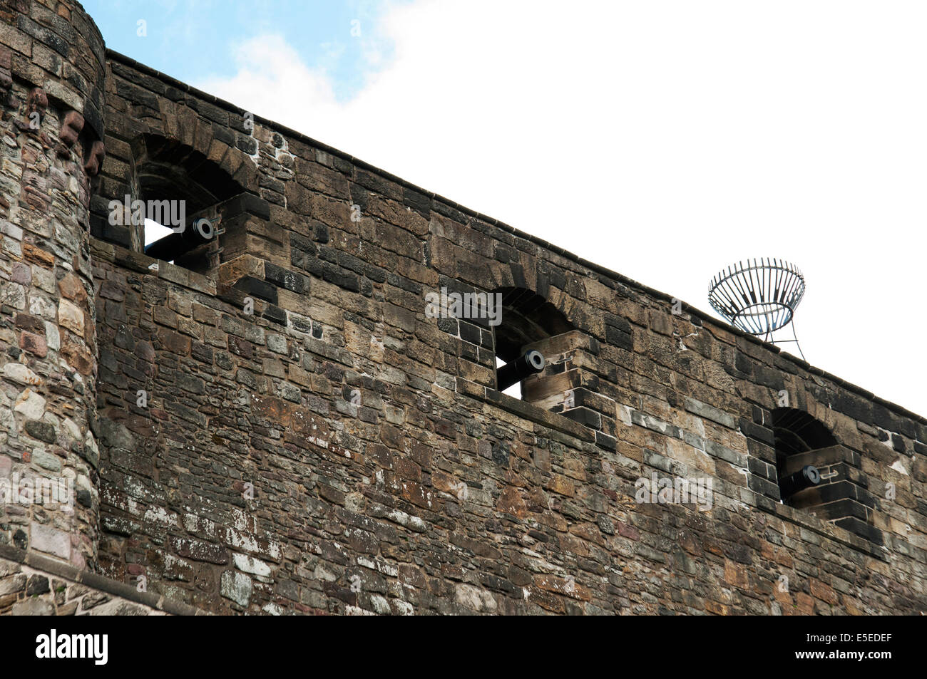 I cannoni a muro di pietra nel Castello di Edimburgo - Scozia Foto Stock