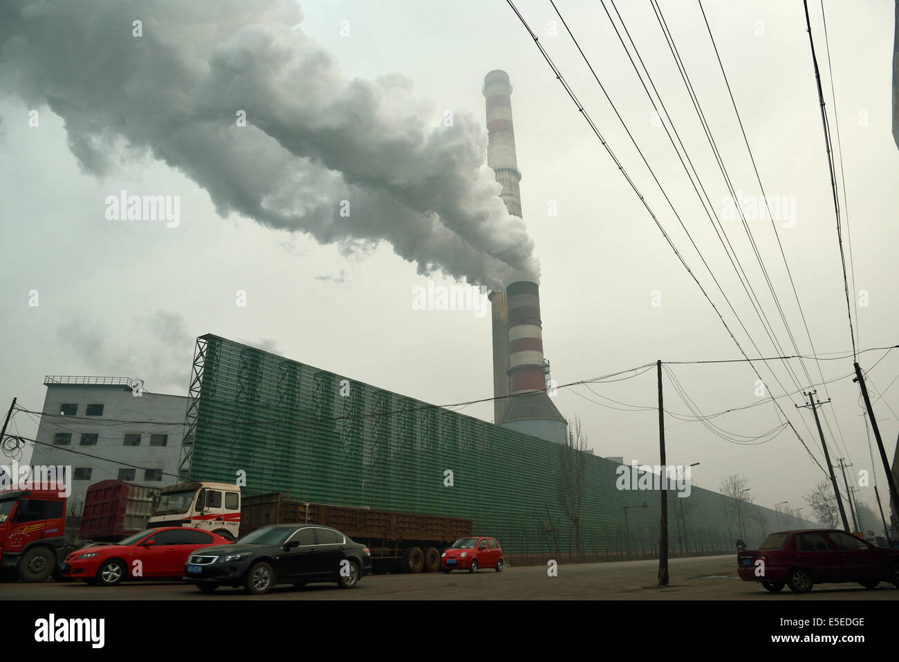 Emissione di fumo nero dal camino di un privato Ferro e acciaio fabbrica in Tangshan, nella provincia di Hebei (Cina). 26-Mar-2014 Foto Stock