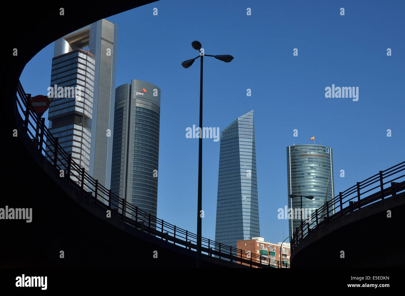 I grattacieli del CTBA (Cuatro Torres Business Area) a Madrid di finanza e al quartiere degli affari, visto da di Chamartín treno s Foto Stock