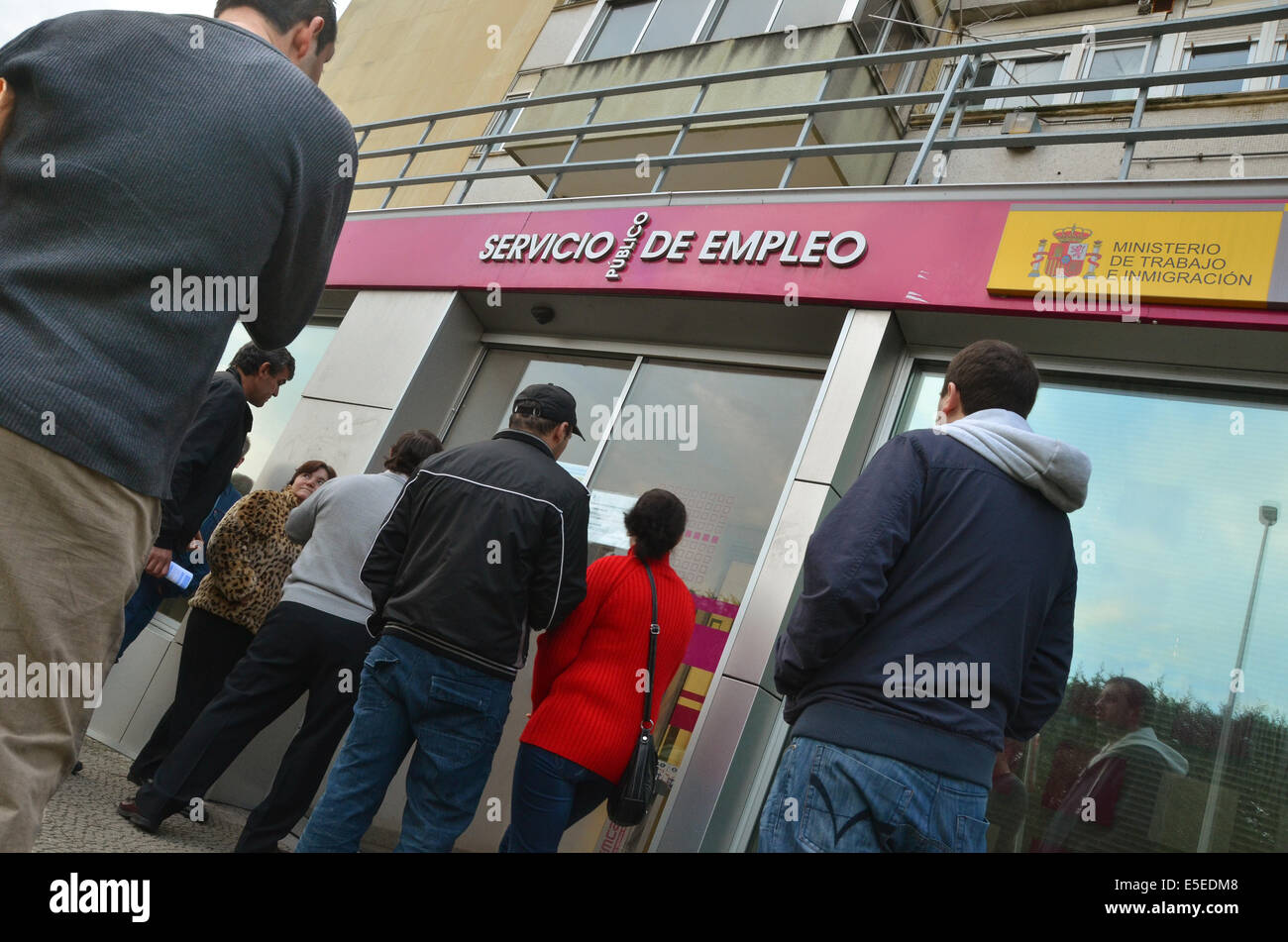 Santander, Spagna, 21 novembre 2011. Una coda di disoccupati che attende per il loro lavoro locale centro di disoccupazione (ufficio) per ope Foto Stock