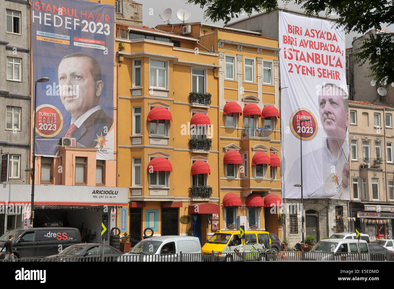Grande campagna elettorale i cartelloni della Turchia con la sua sentenza partito AKP con ritratti di AKP leader e attuale Primo ministro Recep Ta Foto Stock