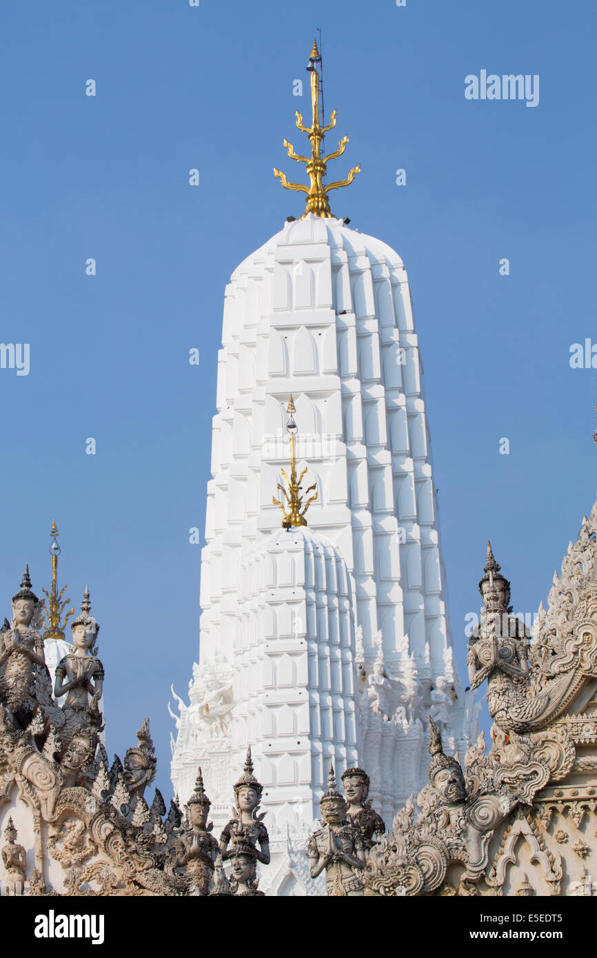 Asparas e demoni su Wat Mahathat Worawihan, con il chedi centrale del tempio, il Phra Prang Ha Yod, Phetchaburi, Thailandia Foto Stock