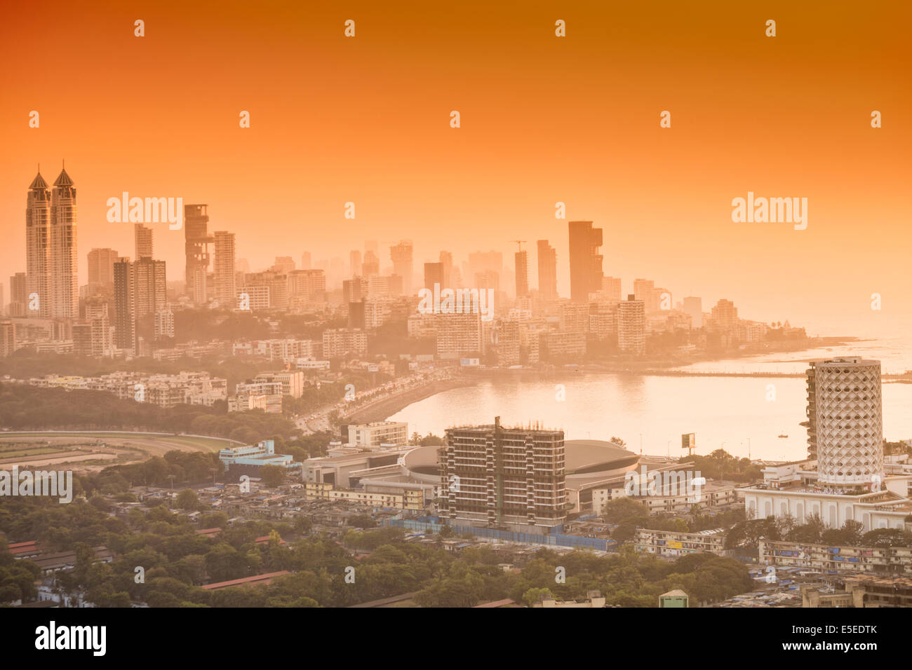 Haji Ali Bay e il quartiere centrale degli affari del centro di Mumbai, India Foto Stock