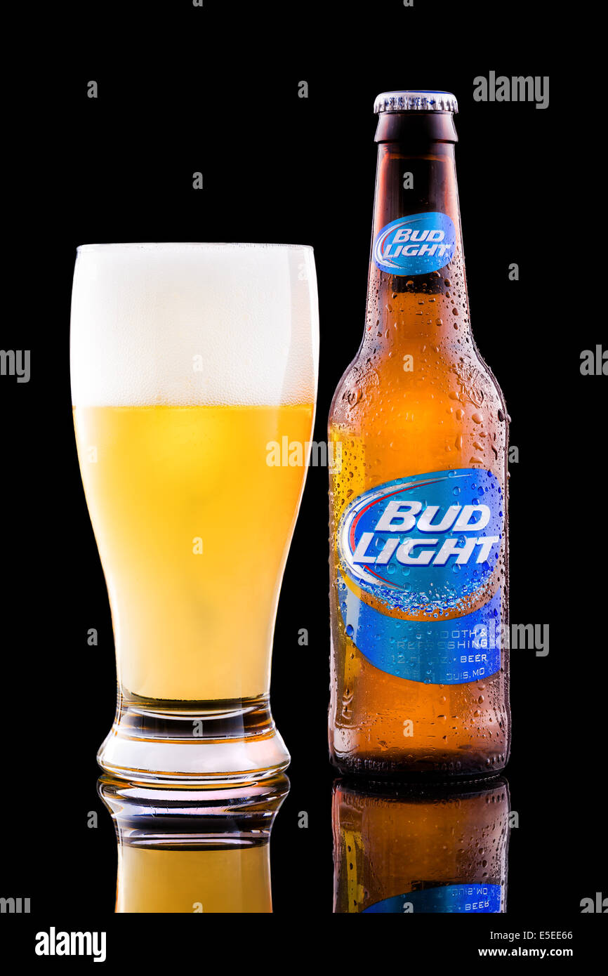 Bottiglia e bicchiere pieno con Bud Light birra. Foto Stock