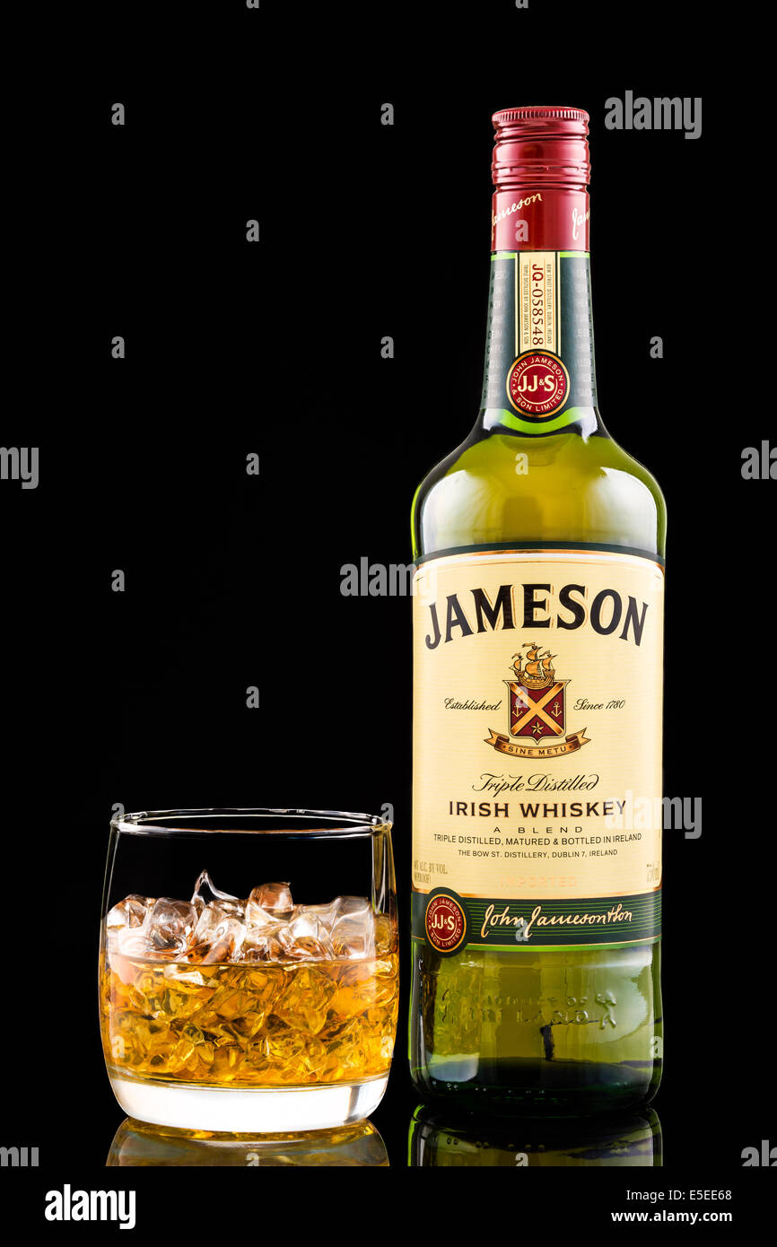 Vetro e bottiglia di Jameson Whiskey irlandese Foto Stock