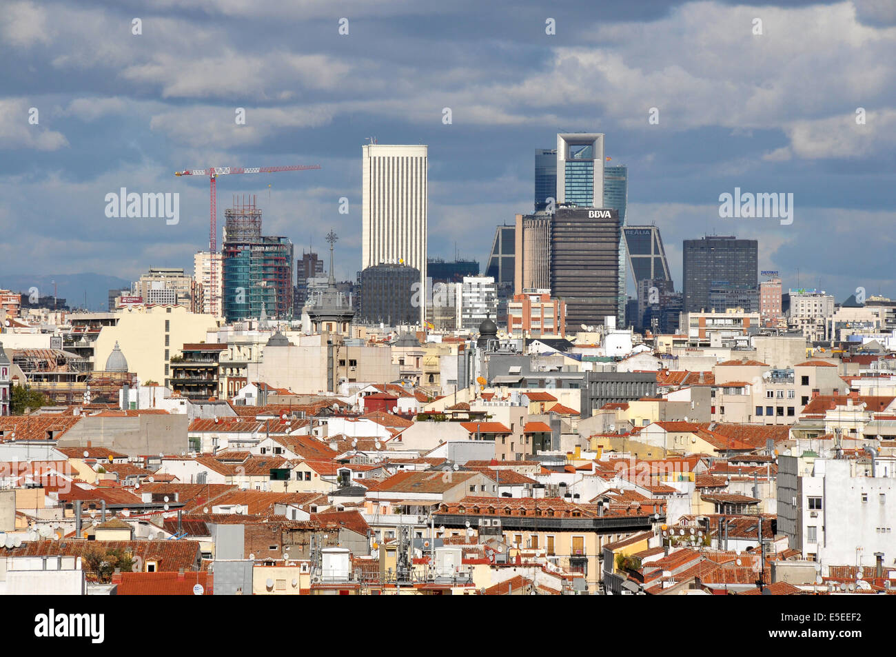 Parte della skyline di Madrid con i grattacieli del quartiere finanziario in background. Foto Stock