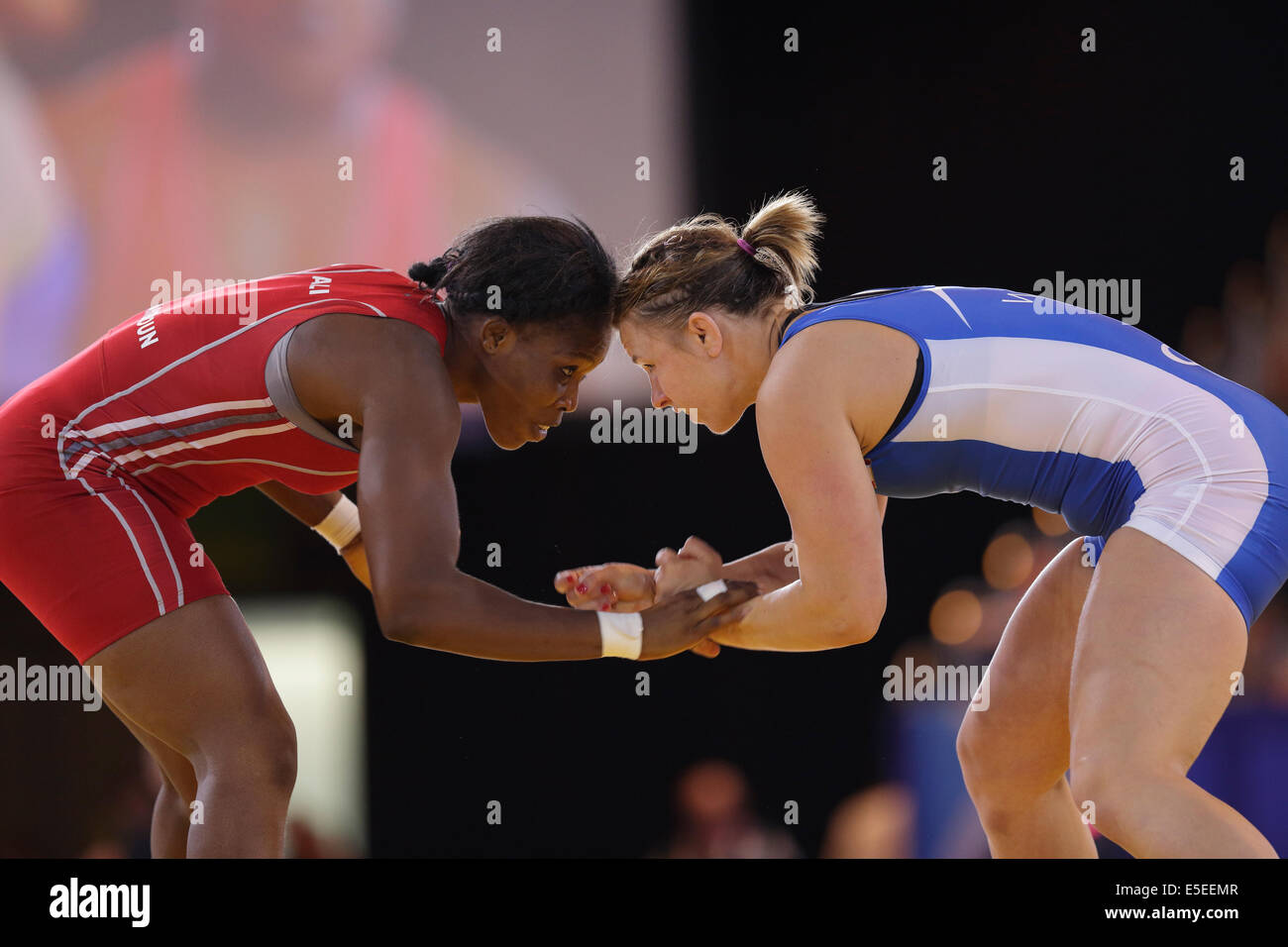 SECC, Glasgow, Scozia, Regno Unito, martedì, 29 luglio 2014. Erica Wiebe, in blu, del Canada sconfigge Annabel Ali, in rosso, del Camerun nel Nordic System Pool delle Donne da 75 kg UNA partita di Wrestling ai Glasgow 2014 Commonwealth Games Foto Stock