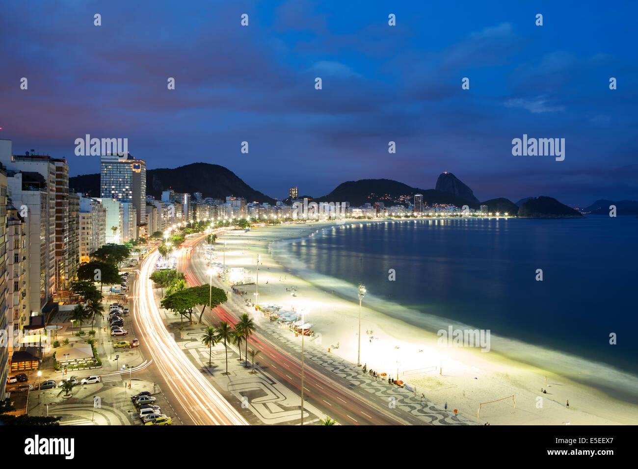 Vista in elevazione della spiaggia di Copacabana di notte, Rio de Janeiro, Brasile Foto Stock