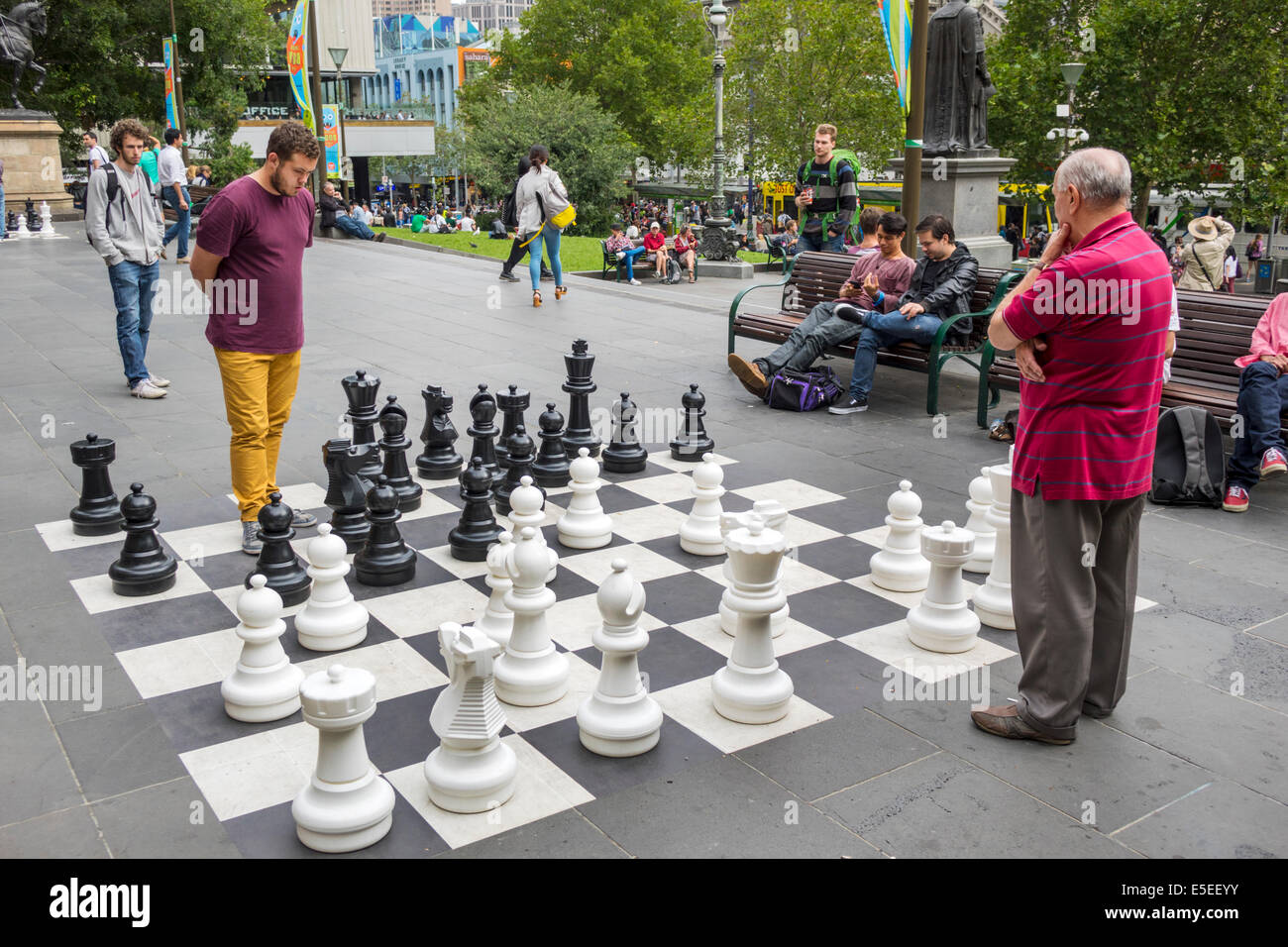 Melbourne Australia, Swanston Street, state Library of Victoria, esterno, gioco di scacchi giganti, scacchiera, uomo uomo maschio, pezzi, AU140321085 Foto Stock
