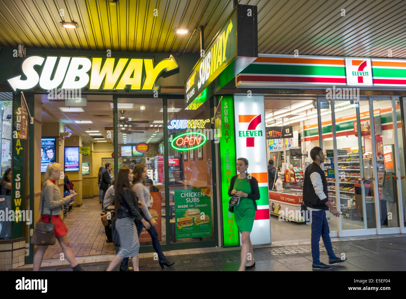 Melbourne Australia, Swanston Street, metropolitana, treno, ristoranti, ristoranti, cibo, caffè, 7-Eleven, minimarket, fronte, ingresso, AU140321093 Foto Stock