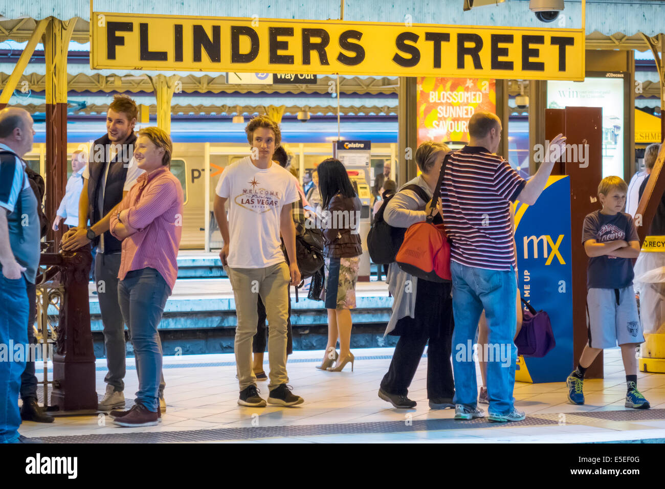 Melbourne Australia, Victoria CBD Central Business, quartiere, stazione di Flinders Street, treno ferroviario, metropolitana, trasporti pubblici, piattaforma, cavalieri, attesa, a Foto Stock