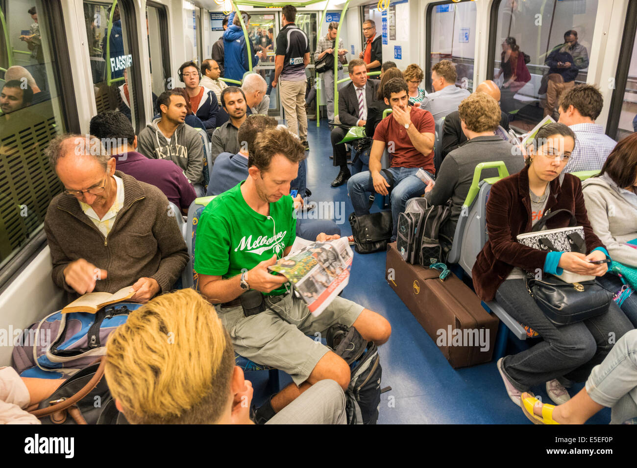 Melbourne Australia,Stazione di Flinders Street,treno ferroviario,metro,piloti,passeggeri motociclisti,pendolari,uomo uomo uomo maschio,donna donna donna donna donna,AU1 Foto Stock