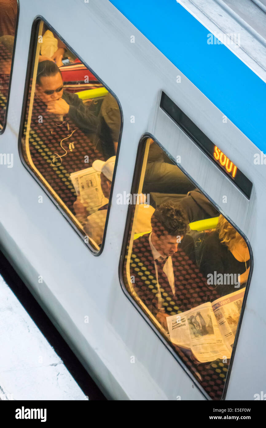 Melbourne Australia,Victoria East,Jolimont Station,treno ferroviario,metro,trasporto pubblico,piattaforma,piloti,passeggeri passeggeri motociclisti,pendolarismo Foto Stock