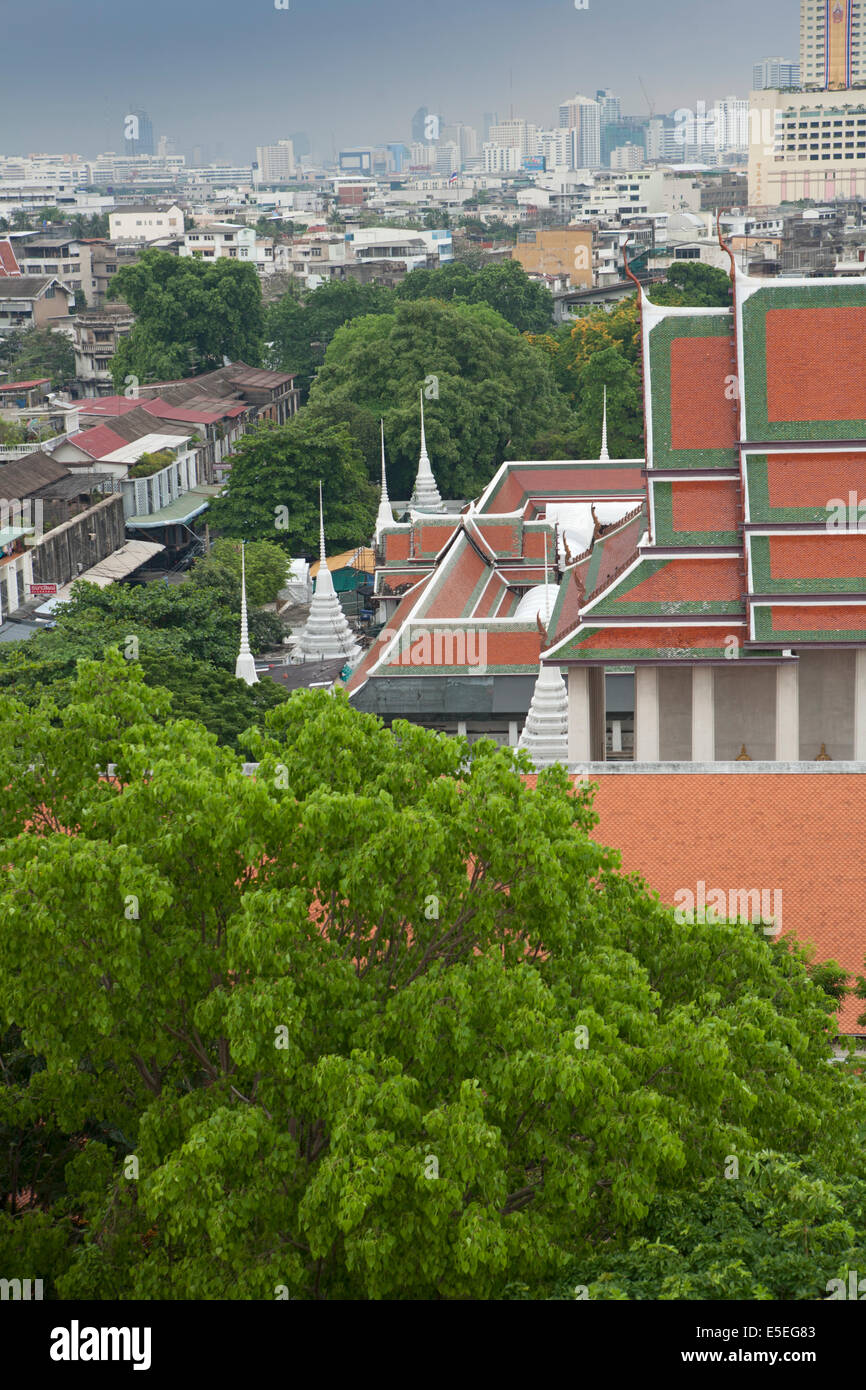 Wat Saket e la skyline di Bangkok fotografato dal Golden Mountain, Bangkok, Thailandia Foto Stock