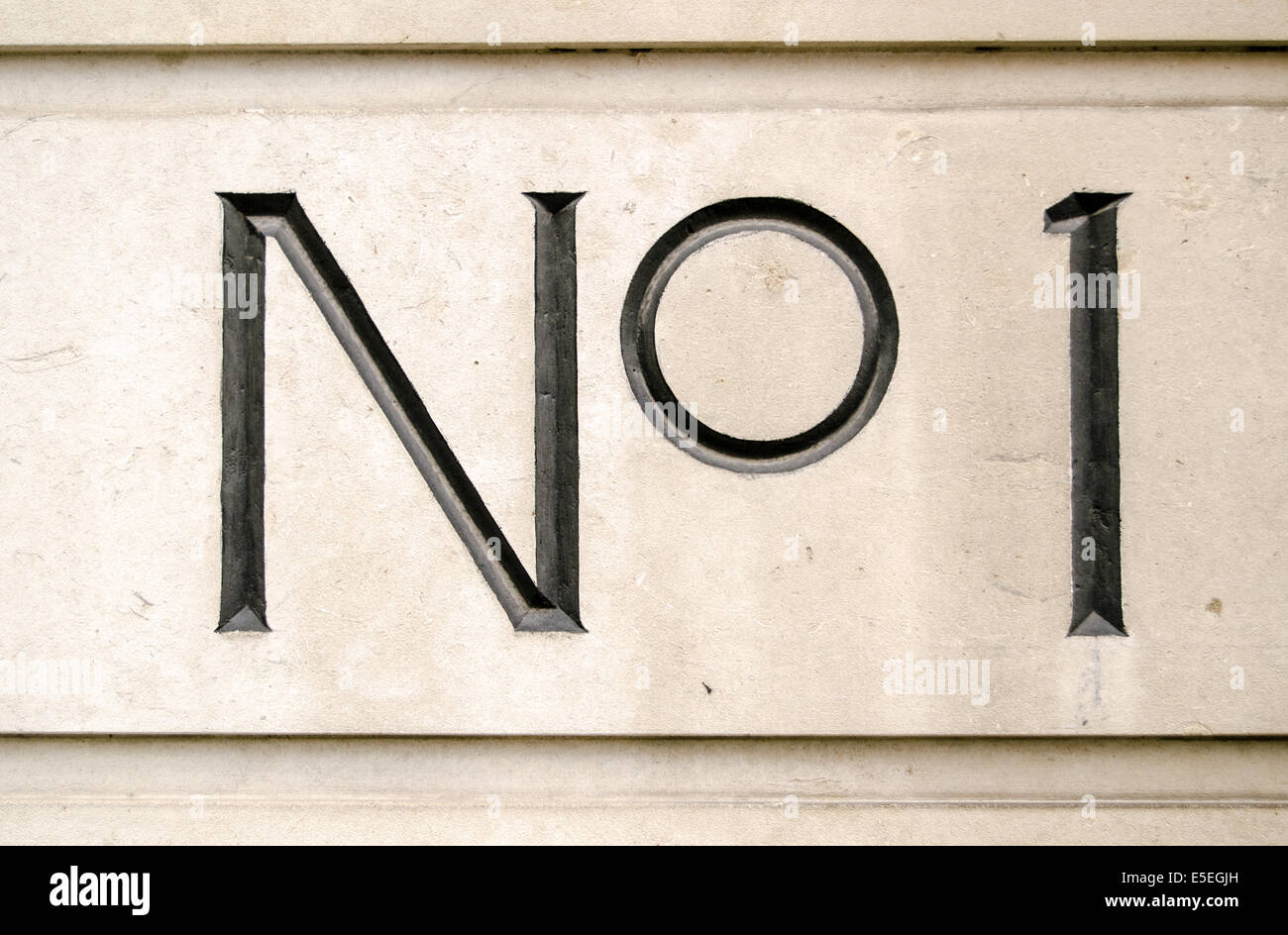 Segno per il numero uno sulla parte esterna di un blocco di uffici nel centro di Londra. Foto Stock