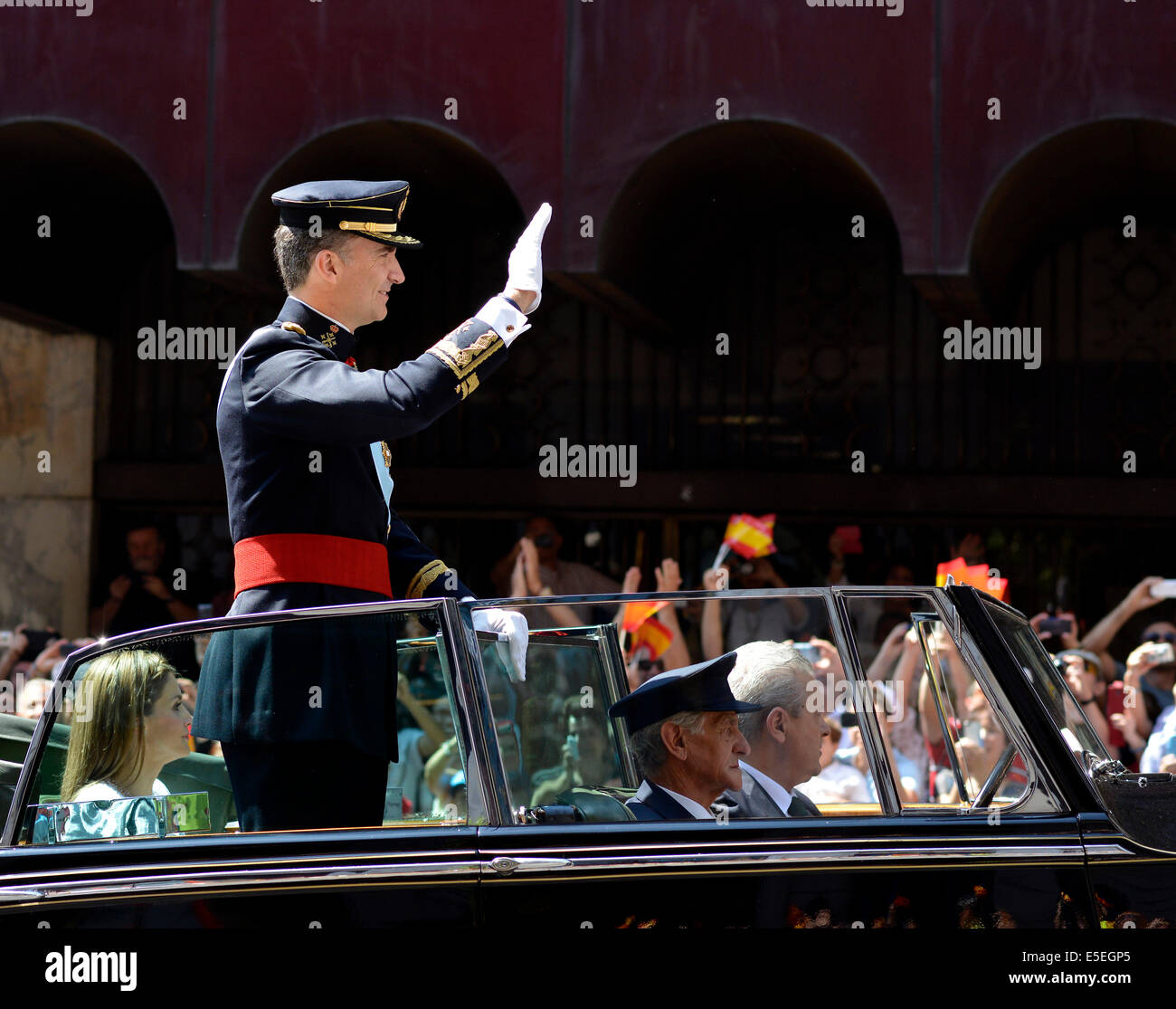 Incoronazione, re Felipe VI di Spagna in sella a un open-top Rolls Royce sulla Gran Via en route dal Parlamento al Royal Palace Foto Stock