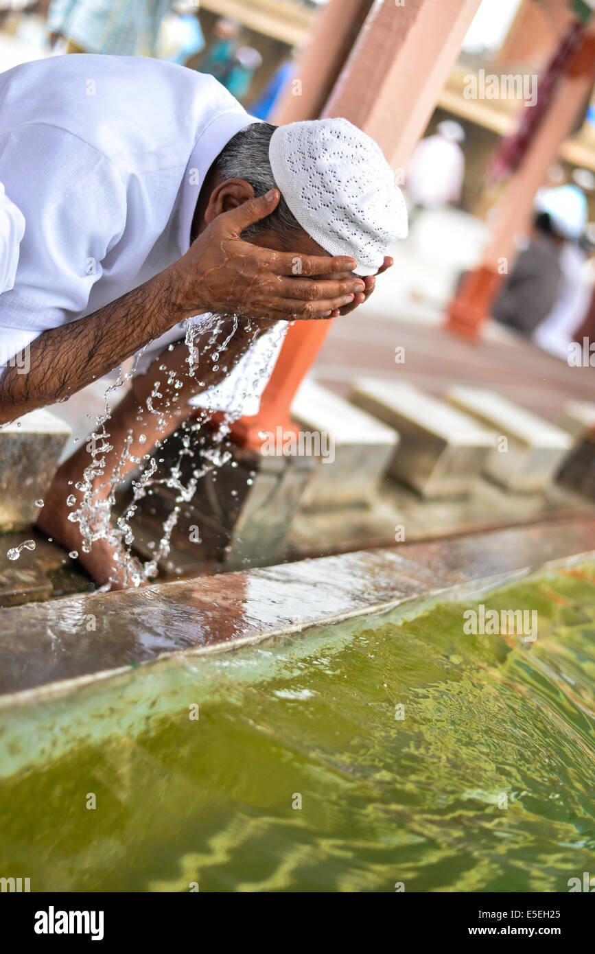 Ahmedabad, India. 29 Luglio, 2014. I musulmani che celebra l'Eid al-Fitr che segna la fine del mese di Ramadan, Eid al-Fitr è la fine del Ramazan e il primo giorno del mese di Shawwal per tutti i musulmani in Jama Masjid,Ahmedabad, India. Credito: Nisarg Lakhmani/Alamy Live News Foto Stock