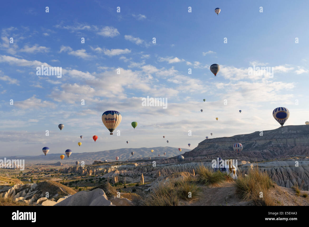 I palloni ad aria calda, formazioni di tufo, parco nazionale di Göreme, Cappadocia, Anatolia centrale regione, Anatolia, Turchia Foto Stock