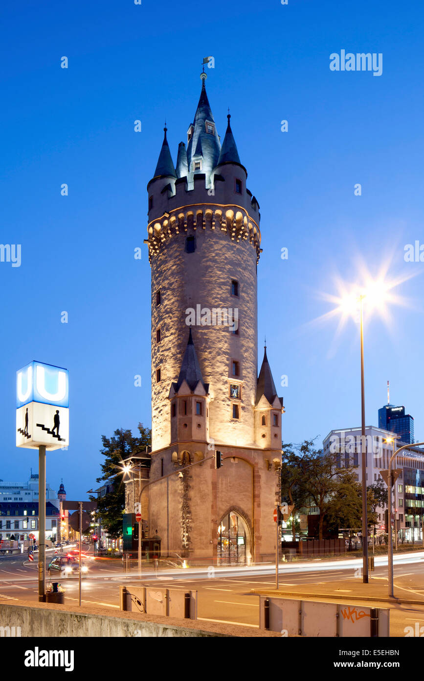 Eschenheim torre, costruita nel 1428 come porta della città di Francoforte fortificazione, Frankfurt am Main, Hesse, Germania Foto Stock