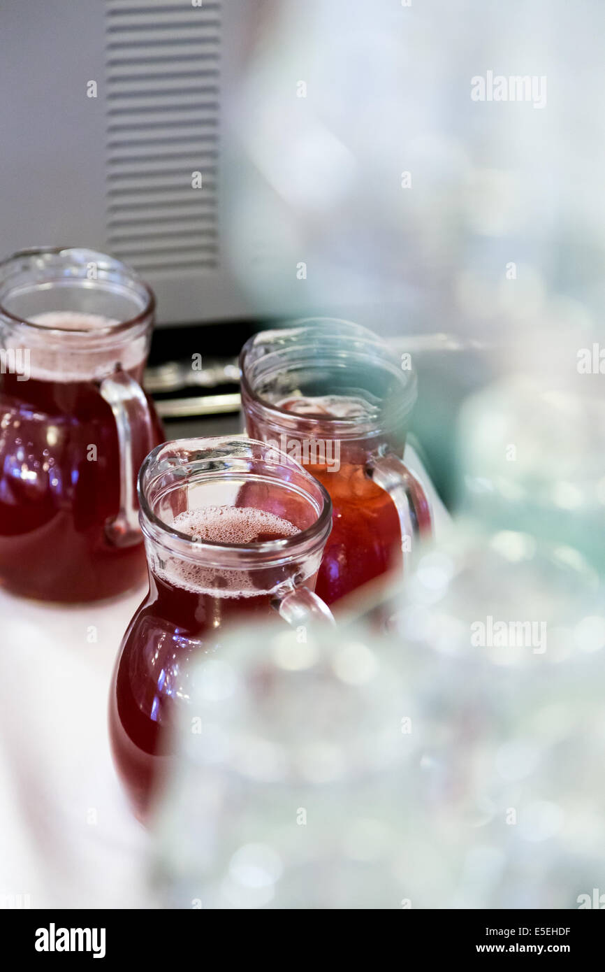 Sottosopra bicchieri sul bancone con gugs di drink rosso Foto Stock