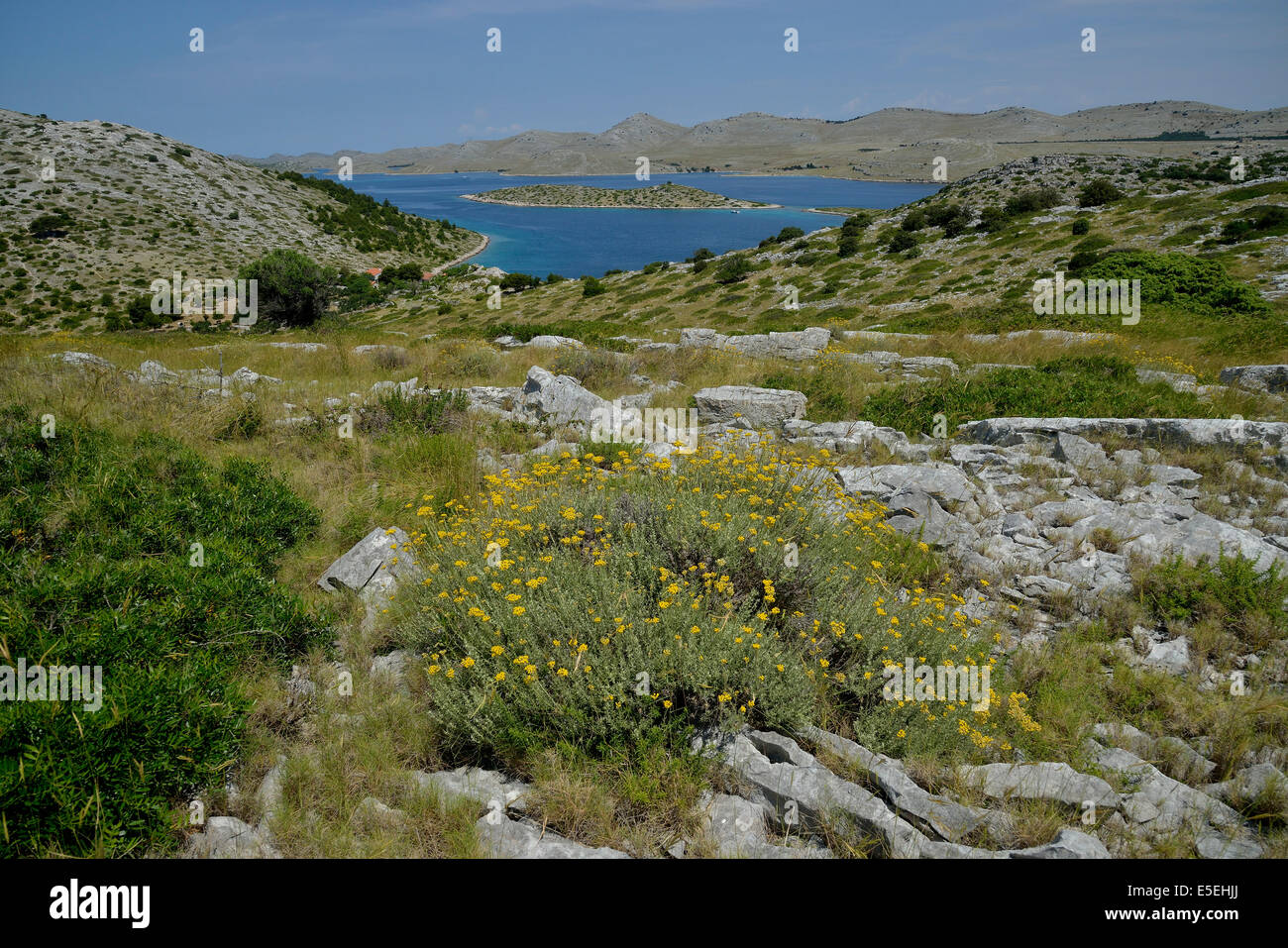 Vista da Levrnaka island oltre le isole di Kornati, Mare Adriatico, Isole di Kornati Parco Nazionale, Croazia Foto Stock