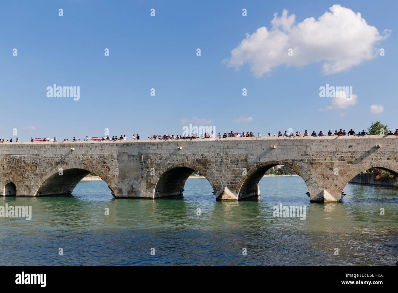 Il vecchio ponte di pietra, Taşköprü, Seyhan River, Adana, Çukurova, Mediterraneo, Turchia Foto Stock
