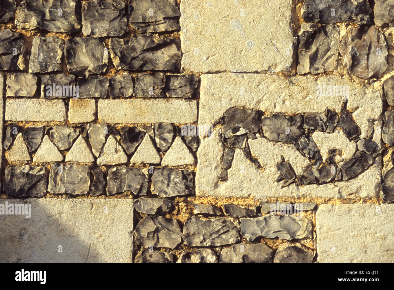 Francia, Haute Normandie, eure, saint gregoire du vievre, mur de l'eglise, rebus caballistique, esoterisme, pierre et silex, Foto Stock