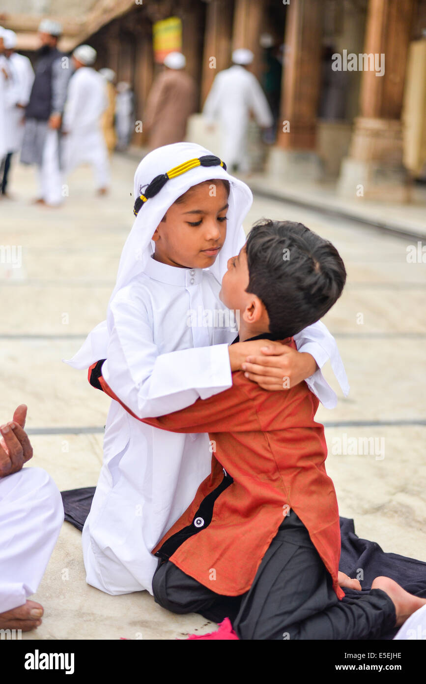 Ahmedabad, India. 29 Luglio, 2014. I musulmani che celebra l'Eid al-Fitr che segna la fine del mese di Ramadan, Eid al-Fitr è la fine del Ramazan e il primo giorno del mese di Shawwal per tutti i musulmani in Jama Masjid,Ahmedabad, India. Credito: Nisarg Lakhmani/Alamy Live News Foto Stock