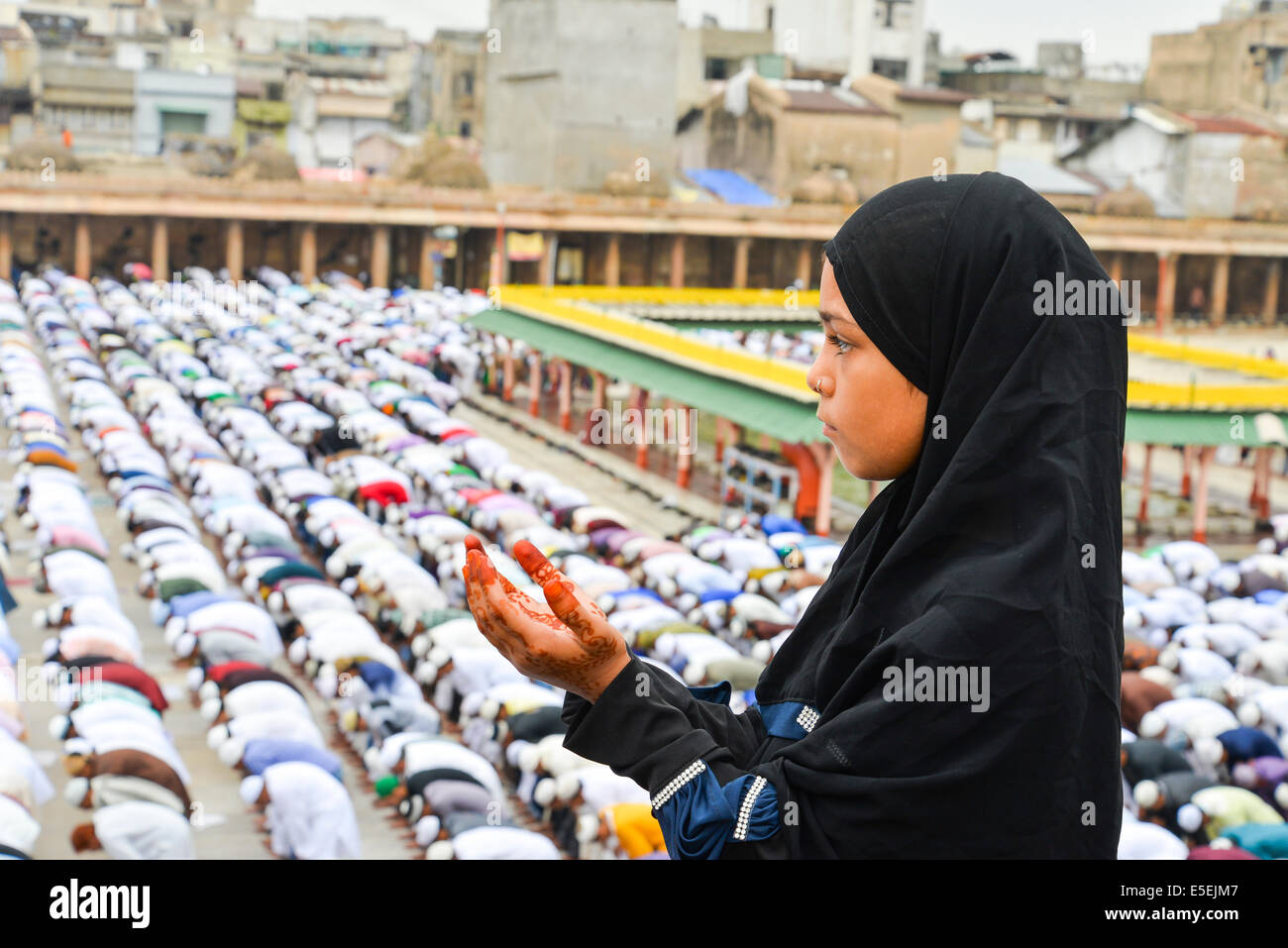 Ahmedabad, India. 29 Luglio, 2014. I musulmani che celebra l'Eid al-Fitr che segna la fine del mese di Ramadan, Eid al-Fitr è la fine del Ramazan e il primo giorno del mese di Shawwal per tutti i musulmani in Jama Masjid,Ahmedabad, India. Credito: Nisarg Lakhmani/Alamy Live News Foto Stock